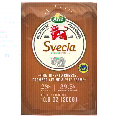 Paquet de fromage à pâte ferme affiné ARLA SVECIA. Boîte marron avec logo rouge et blanc.