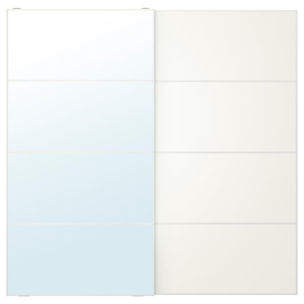 Portes coulissantes de l’armoire : l’une en miroir, l’autre à panneaux réversibles. Design moderne, blanc et minimaliste.
