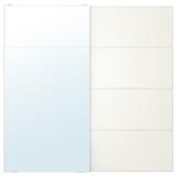 Portes coulissantes de l’armoire : l’une en miroir, l’autre à panneaux réversibles. Design moderne, blanc et minimaliste.