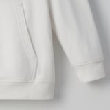 Gros plan sur le sweat à capuche montrant un matériau en coton doux et de haute qualité et des coutures soignées ; Couleur blanche, design décontracté.
