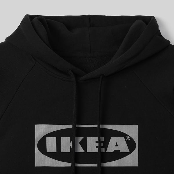 Sweat à capuche noir avec logo IKEA ; Coton de haute qualité, ajustement confortable.