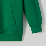 Gros plan sur le sweat à capuche vert vif, montrant une texture de coton doux, une poche kangourou et des poignets et un ourlet côtelés.
