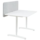 Un bureau BEKANT blanc avec une hauteur réglable, doté d’un écran insonorisant gris sur le côté gauche.