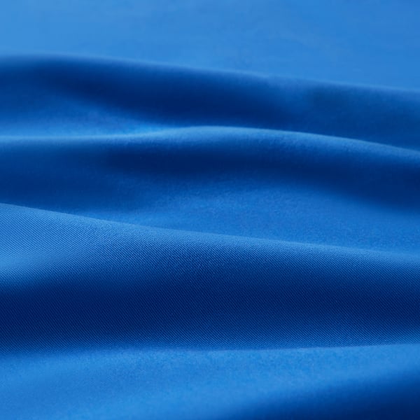 Tissu lisse bleu roi en gros plan, mettant en valeur une texture douce et de haute qualité.