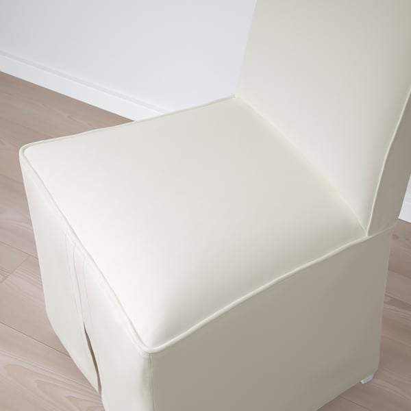 Chaise moderne et élégante avec revêtement beige sur parquet, qui respire le confort et la qualité.
