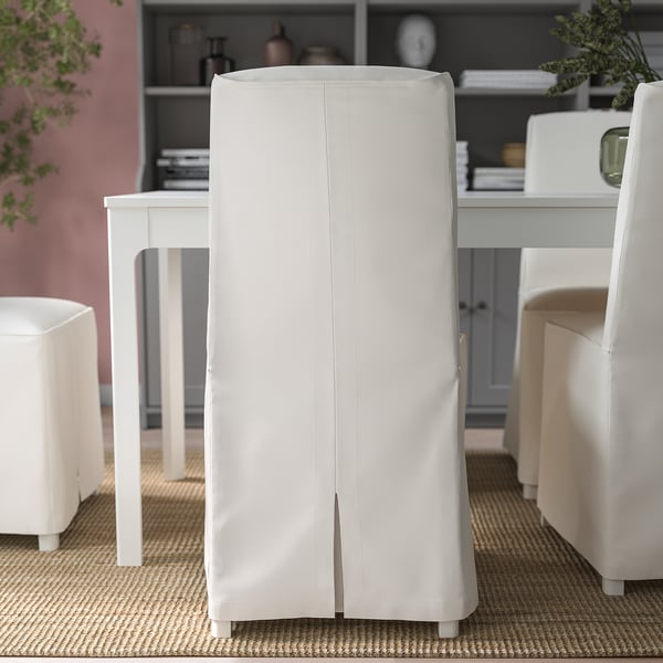 Chaise avec revêtement blanc amovible et lavable, pieds en bois massif, soutien lombaire.