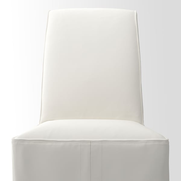 Chaise rembourrée blanche moderne au design élégant, avec un dossier haut et un rembourrage de soutien pour plus de confort.
