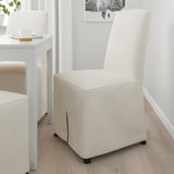 Chaise BERGMUND blanche dans une salle à manger minimaliste.