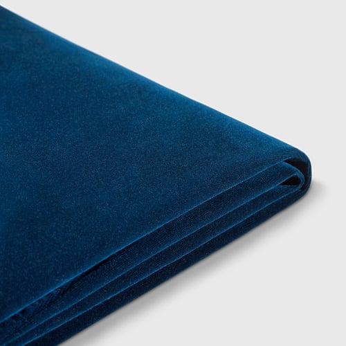 Couverture en velours bleu profond, texture lisse, pliée soigneusement, qualité élégante.