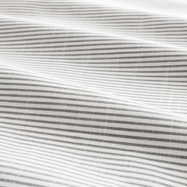 Gros plan d’un tissu en coton à rayures, mettant en valeur sa texture douce et ses rayures teintes en fil.
