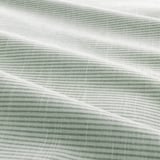 Gros plan sur un tissu rayé avec des rayures douces et teintes en fil, mettant en valeur sa texture de coton naturel de haute qualité.