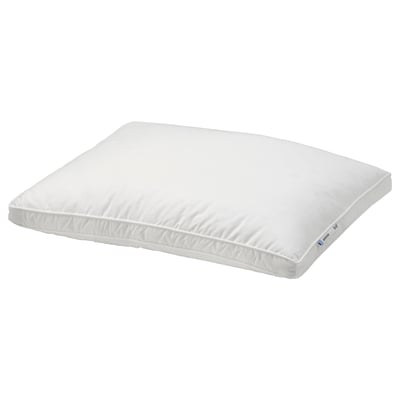 Un oreiller BERGVEN blanc avec un rembourrage en duvet et plumes doux, conçu pour les dormeurs sur le ventre, doté d’un double passepoil pour le soutien.