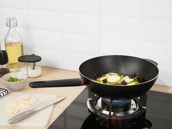 BESINNING Wok avec couvercle, revêtement anti-adhérent, 30 cm - IKEA  Belgique