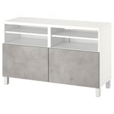Meuble TV moderne blanc et gris, design épuré, quatre étagères ouvertes, deux portes d’armoire, étagères réglables, gestion des câbles.
