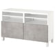 Meuble TV moderne blanc et gris, design épuré, quatre étagères ouvertes, deux portes d’armoire, étagères réglables, gestion des câbles.