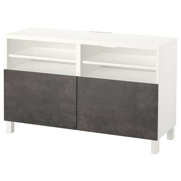 Un banc TV BESTÅ blanc et gris avec des étagères ouvertes et des compartiments réglables pour la gestion des câbles.