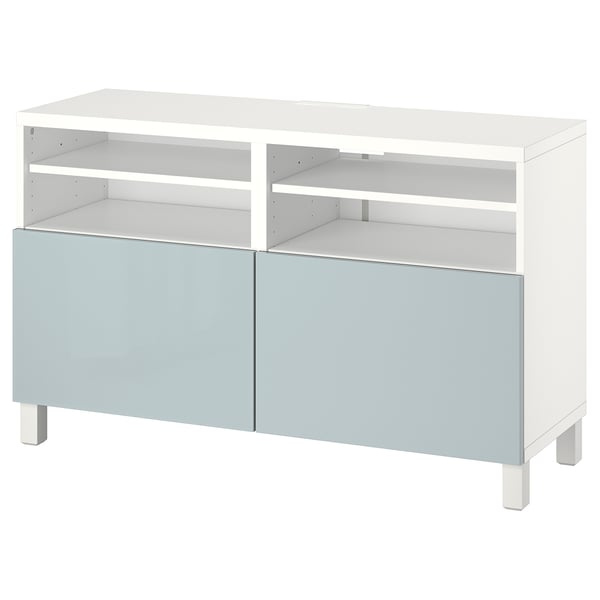 Meuble TV BESTÅ blanc avec étagères réglables et portes bleu clair.