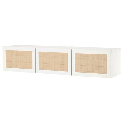 Un banc tv BESTÅ blanc avec des panneaux tissés. Il offre un espace de rangement avec des étagères réglables et un système de gestion des câbles.