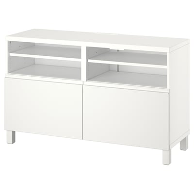 Un banc TV BESTÅ blanc avec des étagères réglables et un système de gestion des câbles.