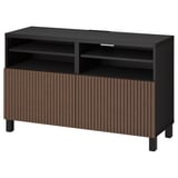Meuble TV moderne noir et bois avec étagères ouvertes et portes coulissantes. Un design simple et épuré pour les espaces de vie contemporains.