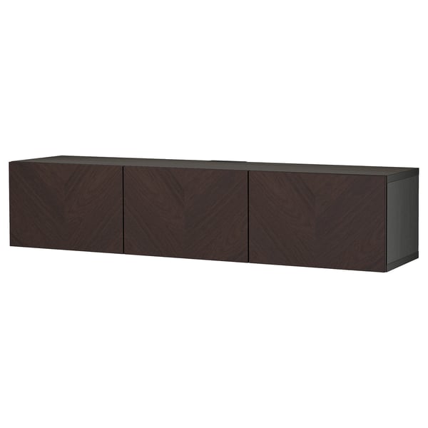 Un élégant banc TV ikea BESTÅ brun foncé avec trois grandes armoires. Il a un design moderne et rectangulaire et un élégant motif à chevrons sur les portes.