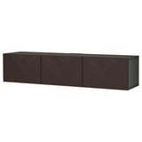 Un élégant banc TV ikea BESTÅ brun foncé avec trois grandes armoires. Il a un design moderne et rectangulaire et un élégant motif à chevrons sur les portes.