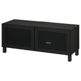 Meuble TV BESTÅ noir avec deux portes grillagées, pieds carrés, design moderne pour la gestion des câbles.
