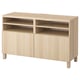 Meuble TV en bois de couleur claire avec deux armoires et deux étagères ouvertes pour le rangement.