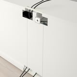 Système de gestion des câbles intégré à l’arrière de l’unité TV, avec des prises et des points d’accès pour organiser et dissimuler les fils.