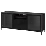 Un banc tv ikea BESTÅ noir avec des portes en verre. Il s’agit d’un design moderne et élégant avec des pieds en métal et idéal pour le stockage et la gestion des câbles.