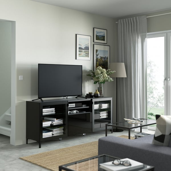 Salon moderne avec télévision à écran plat sur le banc BESTÅ, livres, médias et décorations.