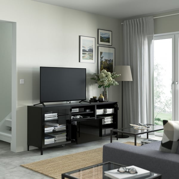 Salon moderne avec banc TV BESTÅ, étagères réglables et télévision à écran plat.