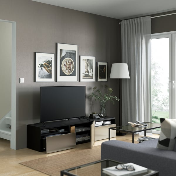 Salon moderne avec banc TV BESTÅ, deux tiroirs et lampadaire à côté de la fenêtre.