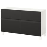 Un buffet BESTÅ blanc et noir avec deux sections et des étagères réglables.