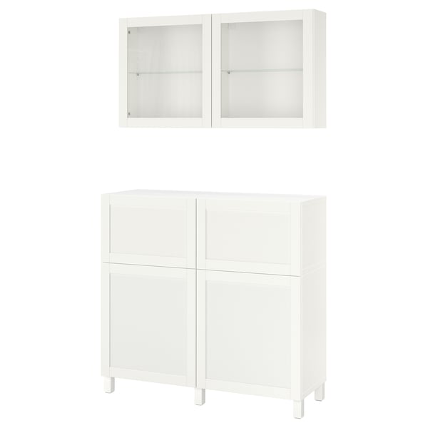Ensemble d’armoires BESTÅ blanches avec présentoir en verre et rangements muraux.
