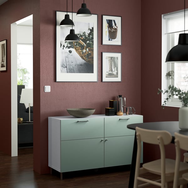 Chambre moderne aux murs bruns, meubles blancs. Buffet BESTÅ bleu avec décor, photos ci-dessus, chaises, lampes.