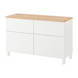 Un buffet BESTÅ blanc avec un plateau en bois et deux tiroirs. Il a un design moderne et minimaliste avec des lignes épurées et des pieds légers.