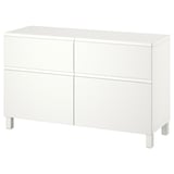Un buffet BESTÅ entièrement blanc au design élégant et moderne avec six portes et tiroirs. Sa forme rectangulaire et ses lignes épurées offrent un grand espace de rangement.
