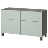 Un meuble de rangement BESTÅ vert clair au design minimaliste avec quatre portes et deux tiroirs.