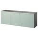Une unité de rangement murale rectangulaire vert clair BESTÅ avec trois portes et un design élégant et minimaliste.