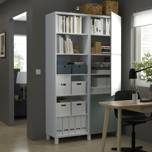 Rangement BESTÅ blanc avec étagères réglables, rangement ouvert/fermé pour livres, boîtes.
