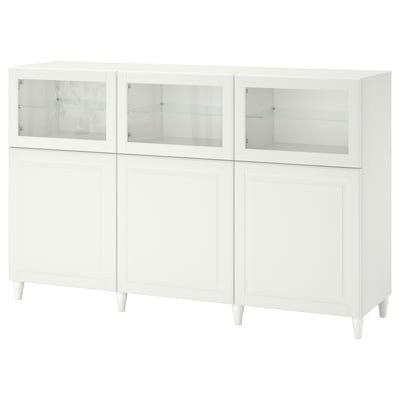 Un buffet BESTÅ blanc avec des portes en verre et des portes pleines, doté d’étagères réglables, de charnières à fermeture douce et d’un design moderne.