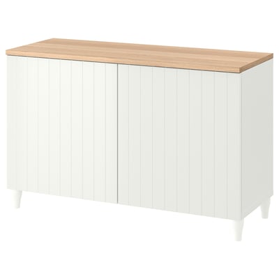 Buffet BESTÅ blanc moderne avec plateau en bois. Rainures verticales, quatre pieds, conception robuste pour le stockage.