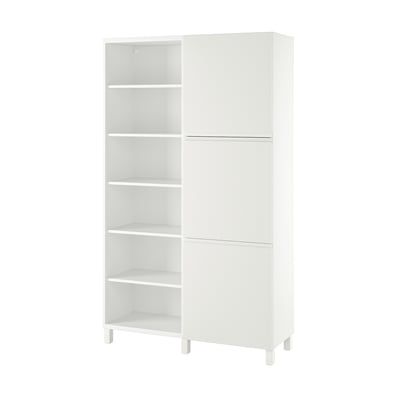 Une armoire de rangement BESTÅ blanche avec des étagères réglables, des portes et un design élégant et moderne.