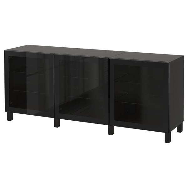 Buffet BESTÅ noir, rectangulaire, avec portes et étagères en verre pour le rangement et l’exposition.