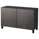 Buffet BESTÅ noir et gris avec 2 portes, étagères réglables, finition imitation béton, design minimaliste. 94 caractères
