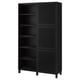 L’étagère noire BESTÅ a des sections ouvertes et fermées, des étagères réglables et des portes en maille métallique pour un rangement moderne.