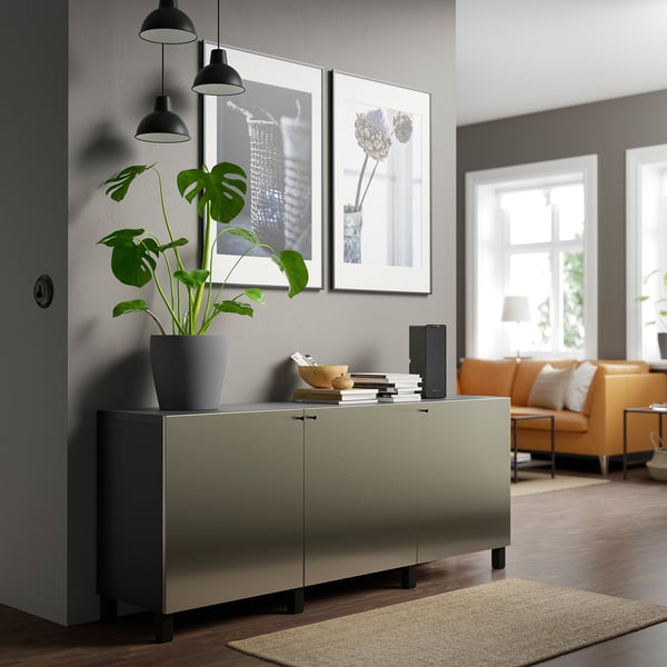 Buffet BESTÅ gris avec portes, étagère et décor.