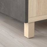 Gros plan sur des meubles modernes et élégants avec une finition en bois clair, mettant en valeur l’artisanat raffiné et les lignes épurées.