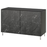 Buffet noir avec portes effet marbre, pieds en métal. Design rectangulaire élégant avec charnières à fermeture douce.